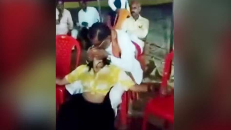बीजेपी नेता की अश्लील हरकत, डांसर को गोद में बिठाकर किया लिप लॉक, video viral होते ही अब दे रहे ये सफ़ाई