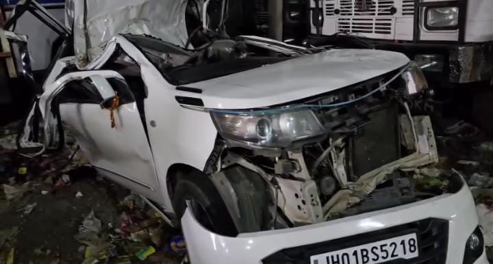 एक हादसा और उजड़ गया हंसता खेलता परिवार! मां-बाप और बच्चा सब ख़त्म, इलाके में मातम