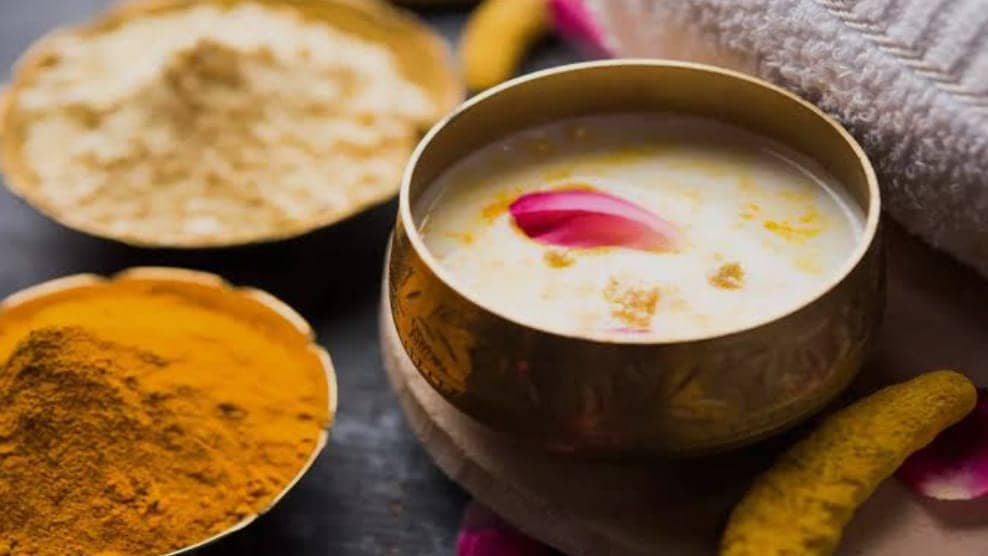 डार्क स्पॉट्स और दाग-धब्बों से परेशान हैं? घरेलू उबटन से पाएं बेदाग और निखरी स्किन