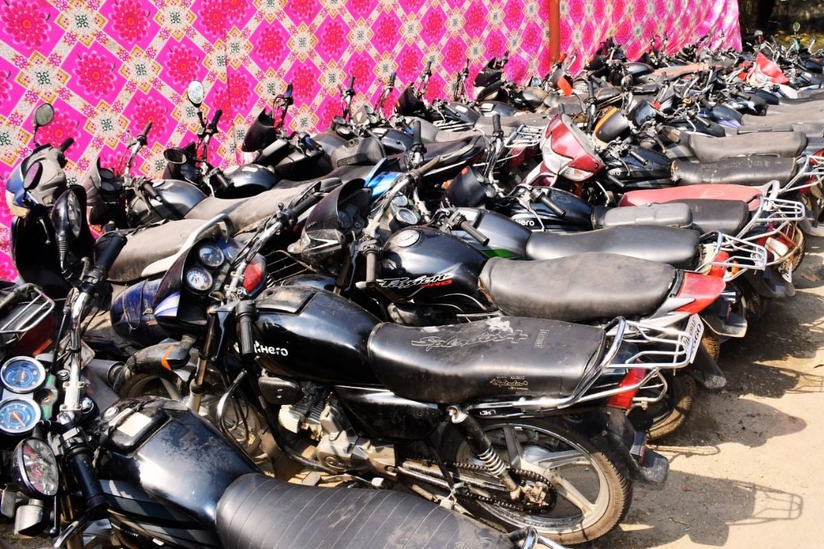बाइक मालिक रहिये होशियार ! झारखंड से बाइक चुरा कर बिहार में ढोई जा रही शराब, एफआईआर नहीं रहने पर बढ़ेगी मुश्किलें