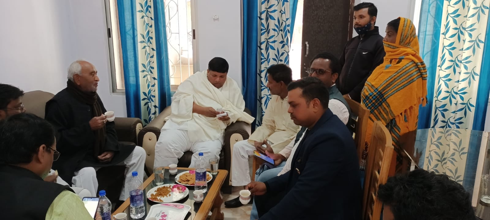 कृषि और भूमि समस्याओं को लेकर ग्रामीणों ने कृषि मंत्री को सौंपा ज्ञापन