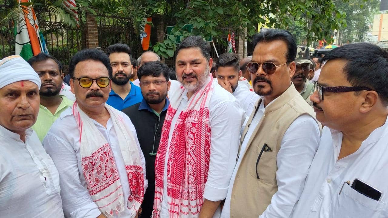 अशोक सिंह की अगुवाई में कांग्रेसी पहुंचे रांची,कहा:केंद्र सरकार आदिवासियों का अस्तित्व मिटाने की साजिश कर रही