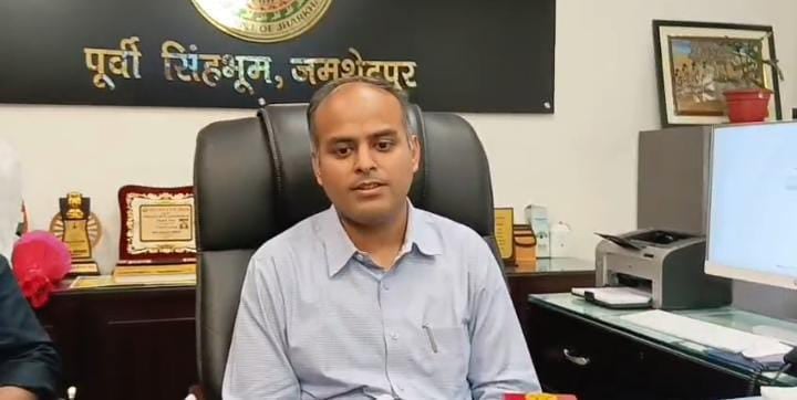 जमशेदपुर के नए डीसी के करण सत्यार्थी ने संभाला पदभार, कहा-सरकारी योजनाओं को धरातल पर उतारना पहली प्राथमिकता