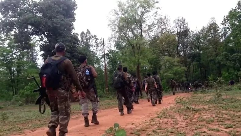 BIG BREAKING: चाईबासा में नक्सलियों ने लूटा डेढ़ टन विस्फोटकों से लदा ट्रक, अलर्ट मोड पर पुलिस