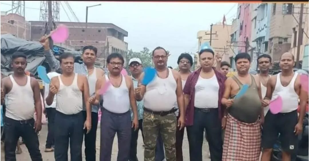 कोयलांचल की हाय रि बिजली, तुम कब सुधरेगी, झरिया के लोगों ने बीच बाजार में कियाअर्द्धनग्न प्रदर्शन