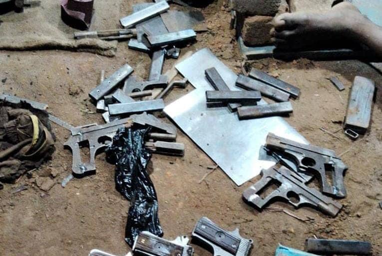 OMG! धनबाद में मुंगेरिया हथियार की इतनी बड़ी फैक्ट्री, खुलासे के बाद फटी रह गई पुलिस की आंखें