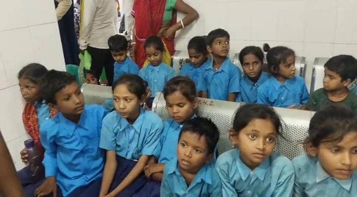 बक्सर के इस स्कूल में मिड डे मील खाने से 55 बच्चे बीमार, फूड पॉयजनिंग की आशंका, परिजनों में आक्रोश