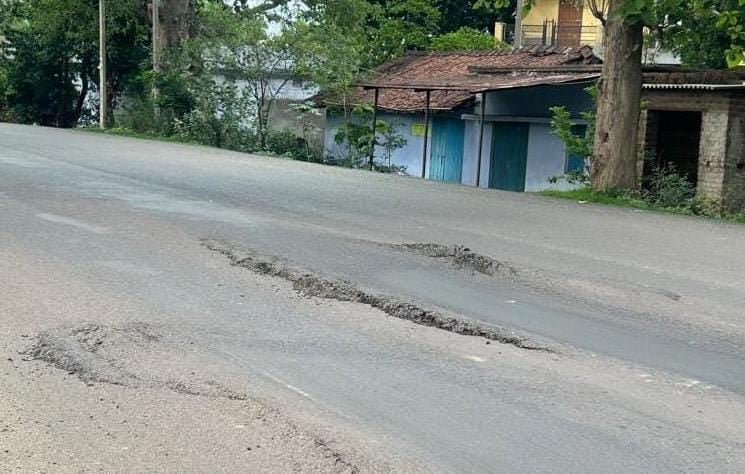 भ्रष्टाचार की भेंट चढ़ी करोड़ों की लागत से बननेवाली चाईबासा की यह सड़क, एक महीने में ही धंसने लगी सड़क