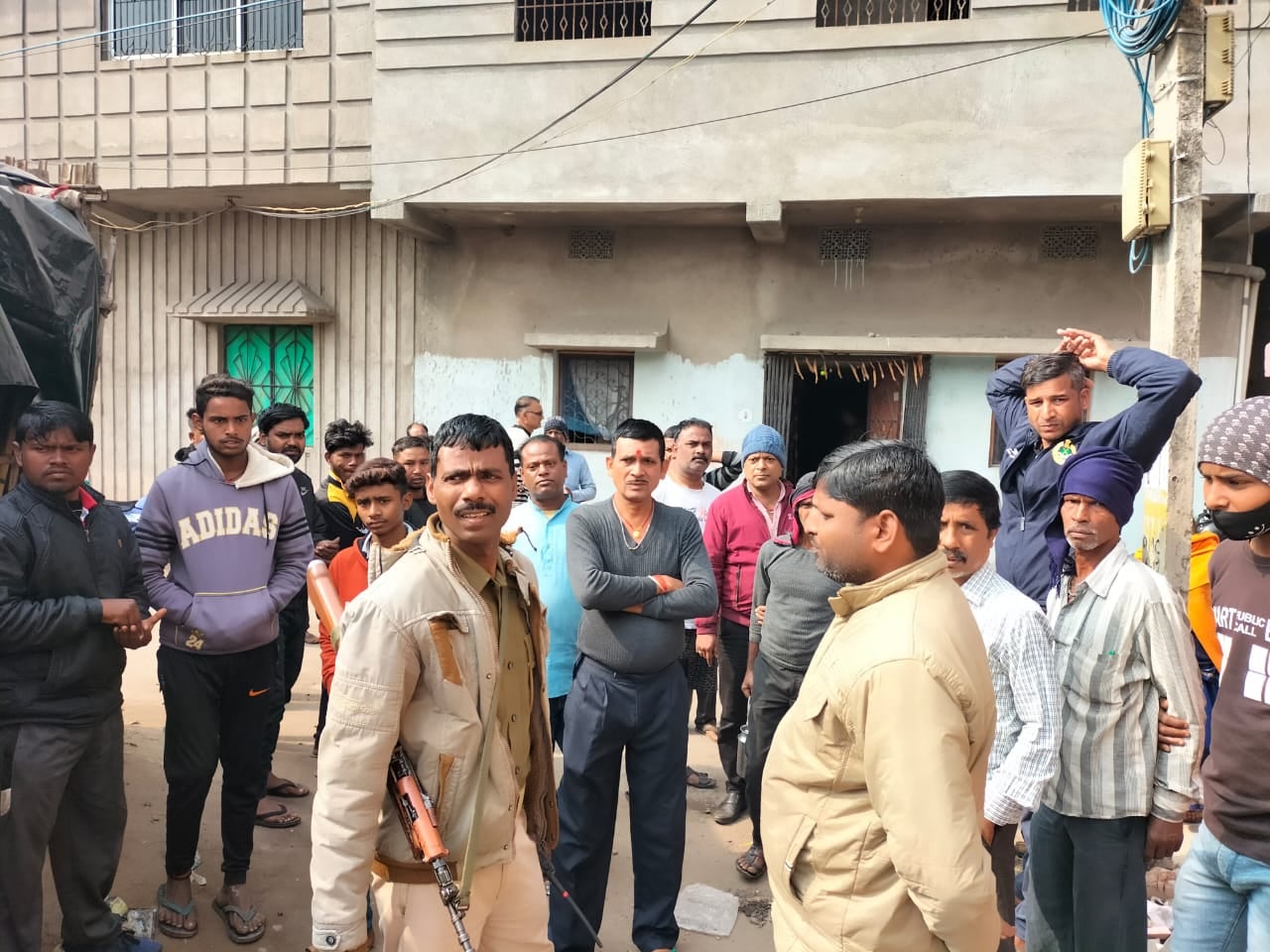 गार्ड के घर पंखे से लटका मिला मैनेजर का शव