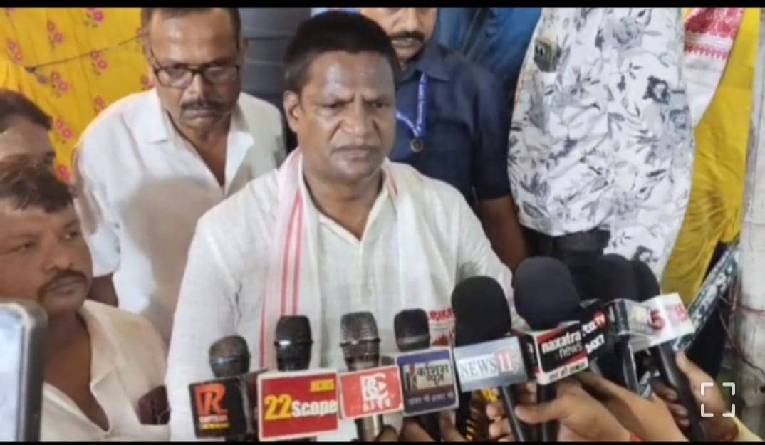 धनबाद के सांसद ढुल्लू महतो को क्यों पसंद आ रहा लालू प्रसाद का स्टाइल, पढ़िए इस रिपोर्ट में !