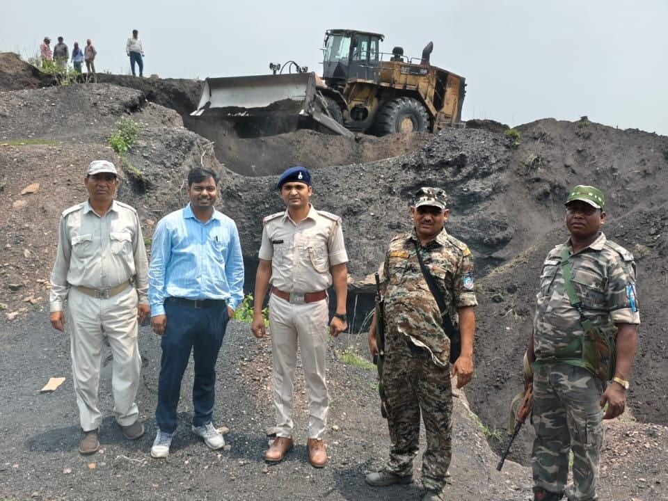 बोकारो: अवैध कोयला उत्खनन के खिलाफ प्रशासन का चला बुलडोजर, माफियाओं में हड़कंप