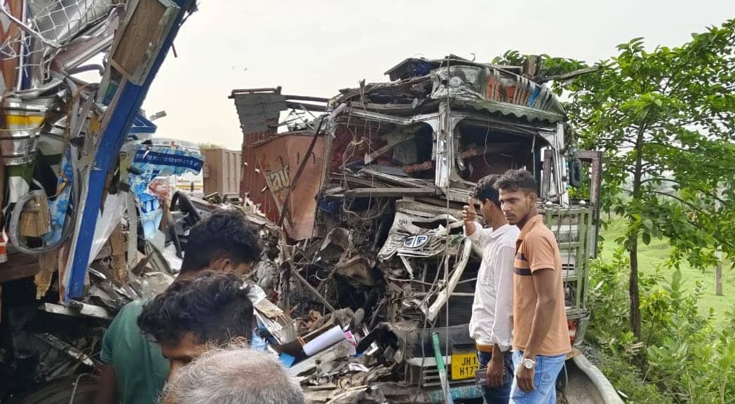 भागलपुर: दो ट्रक में आमने-सामने भीषण टक्कर, चालक एवं उपचालक की मौके पर मौत, NH पर लगा 10 KM लंबा जाम