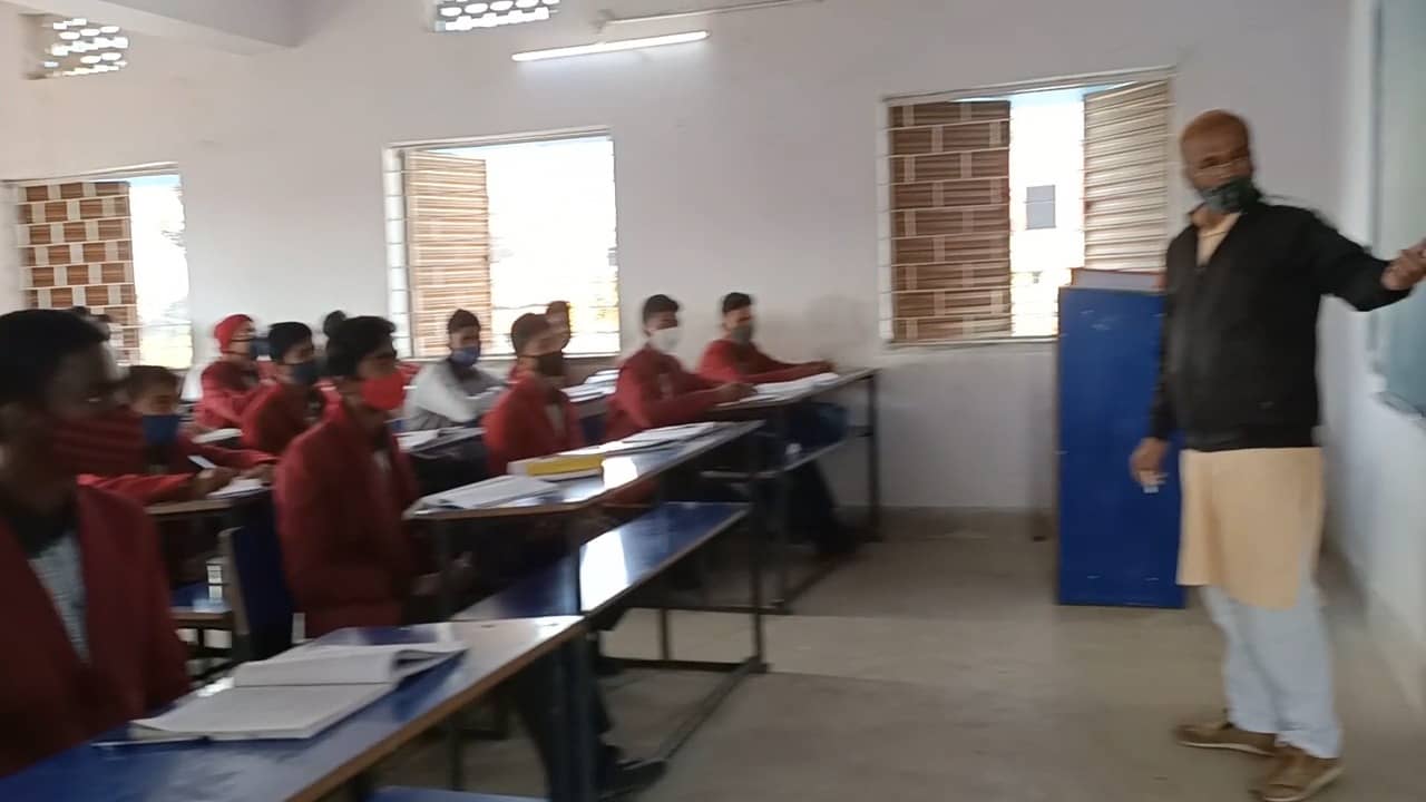 22 माह के इंतजार के बाद स्कूल खुलते ही छात्रों के चेहरे पर खिली मुस्कान