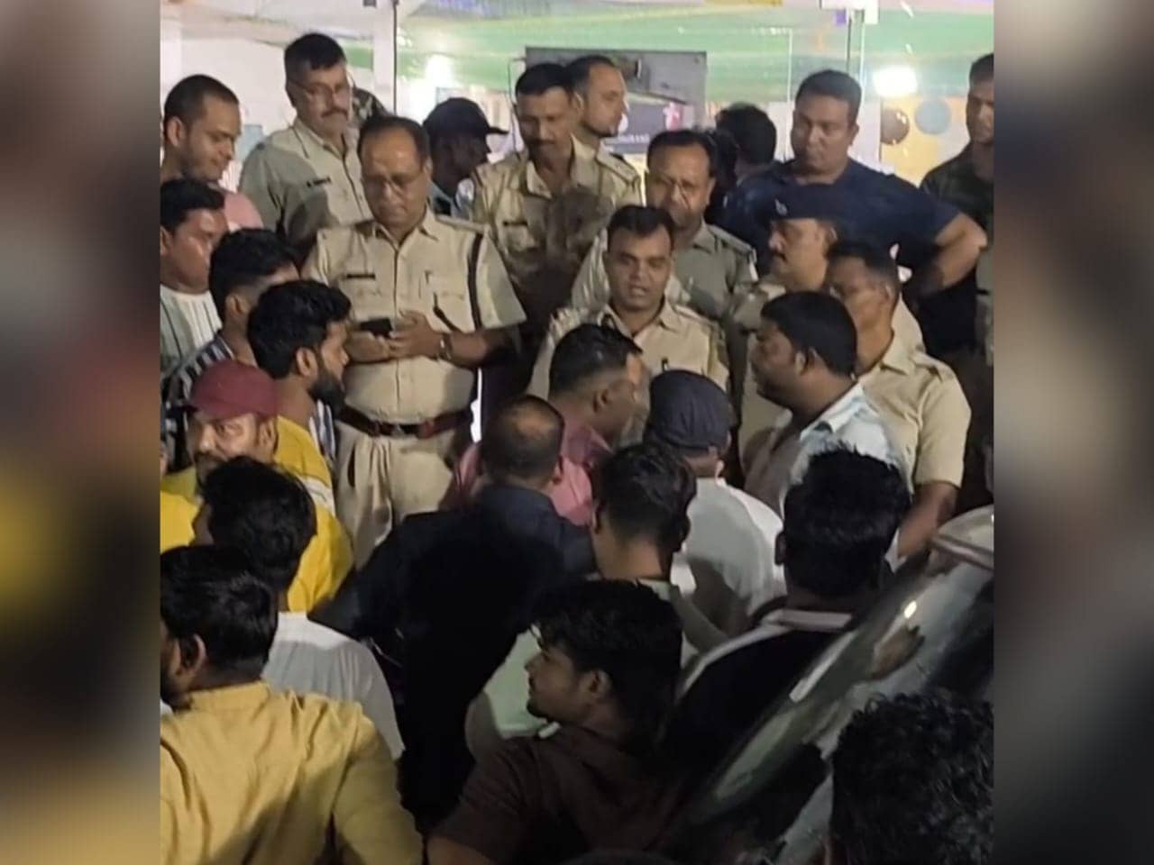 Breaking: धनबाद के प्रभातम मॉल में बड़ा विवाद टला, एक तरफ सांसद समर्थक थे तो दूसरी ओर कांग्रेस नेता रणविजय सिंह के बेटे, जानिए पूरा मामला