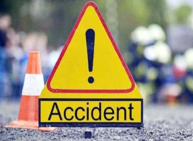गिरिडीह में तेज रफ्तार बस की चपेट में आने से तीन बाइक सवार गंभीर रूप से घायल, एक युवक का पैर कटकर हुआ अलग, स्थिति गंभीर