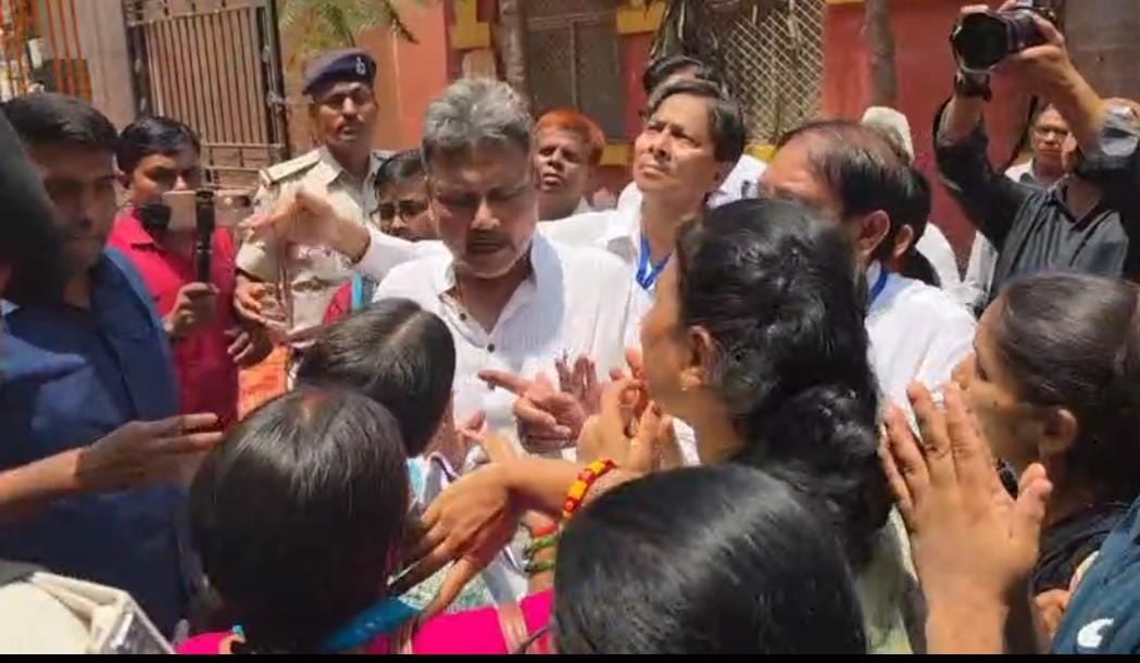 शिक्षा मंत्री सुनील कुमार की गाड़ी के सामने सड़क पर लेट गए सैकड़ों छात्र -छात्राएं, जमकर किया हंगामा, जानिए क्या है इनकी मांग