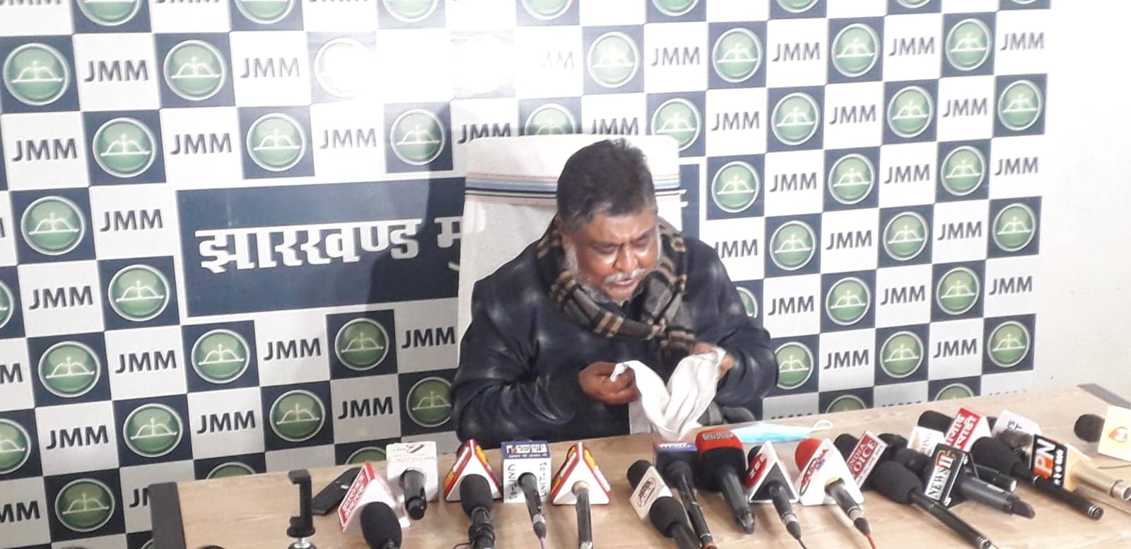 झामुमो ने पिछली सरकार पर साधा निशाना ,कहा-अभी तो चिंगारी निकली है.