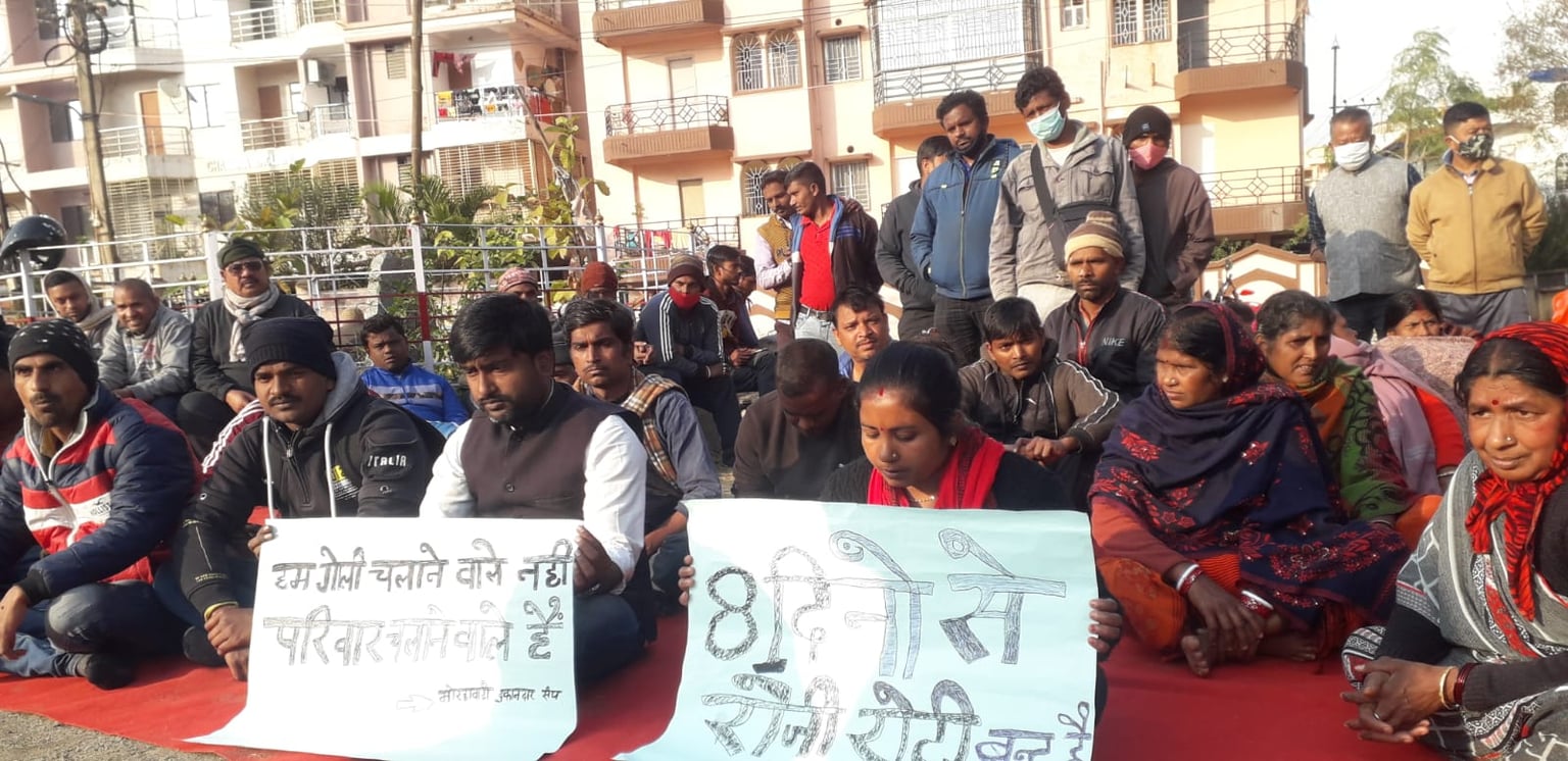 नगर निगम के चयनित जगह पर खेल विभाग ने कार्य रोका, हताश-परेशान दुकानदार फिर से धरने पर बैठे