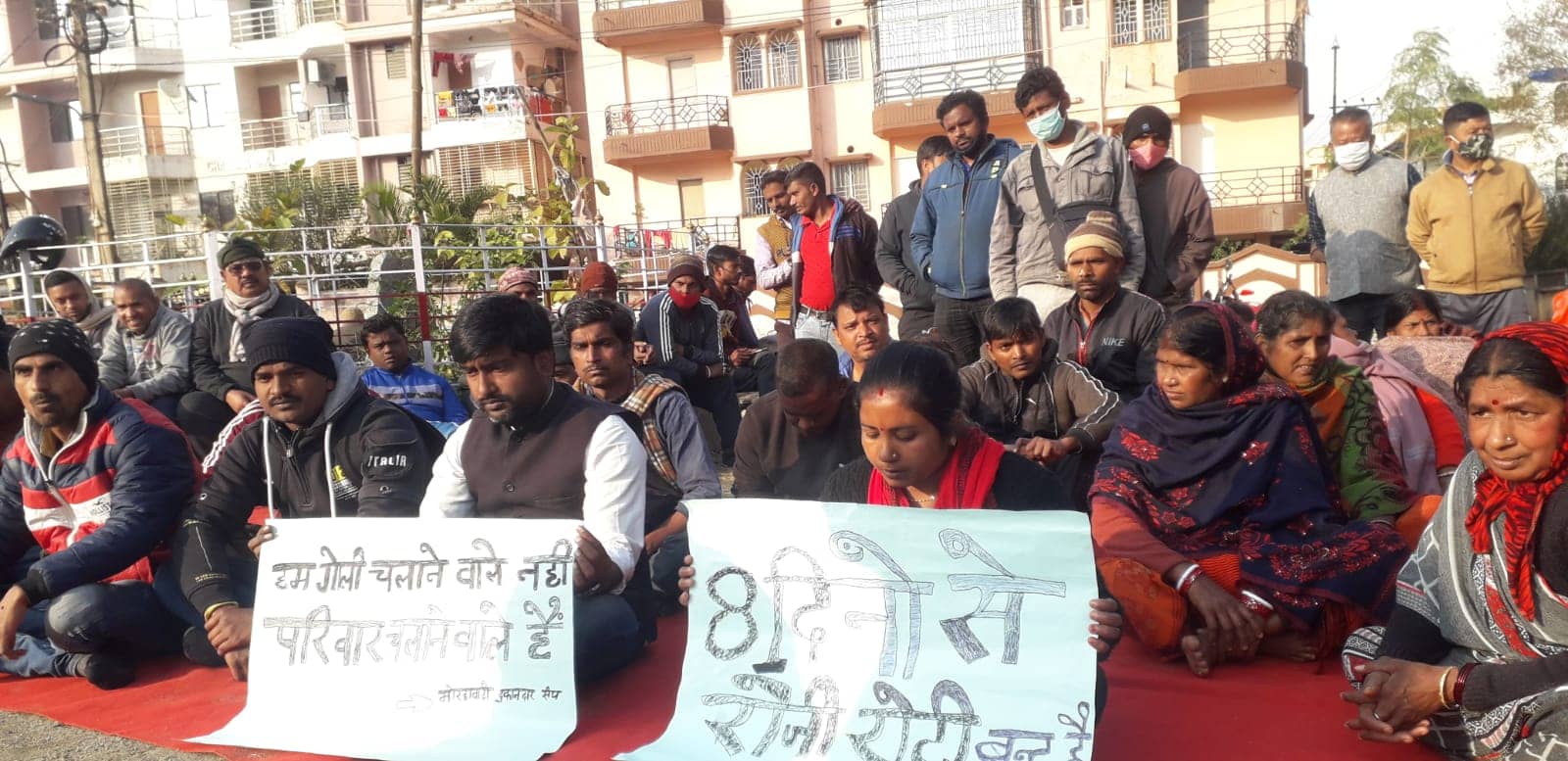 नगर निगम के चयनित जगह पर खेल विभाग ने कार्य रोका, हताश-परेशान दुकानदार फिर से धरने पर बैठे