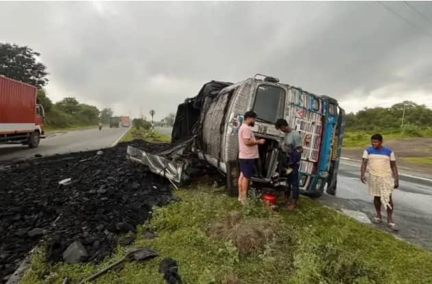 चांडिल: कोयला लदा ट्रक पलटने से कई लोग घायल, पुलिस की तत्परता से यातायात सुचारु