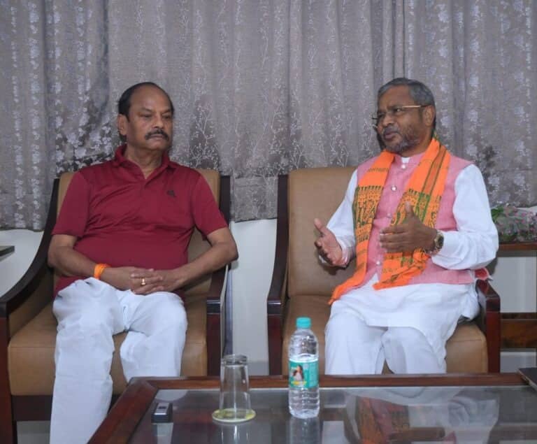 आदिवासी पिच पर खेल रहे रघुवर दास ही होंगे भाजपा प्रदेश अध्यक्ष, दुमका सर्किट हाउस में मिले बाबूलाल मरांडी से, क्या पकी खिचड़ी, पढ़िए !