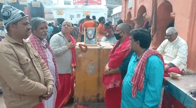 लता दीदी की राष्ट्रभक्ति गीतों से गुंजा बाबा मंदिर , पंडों ने श्रद्धांजलि देते हुए कहा - संगीत दुनिया की हुई बड़ी क्षति