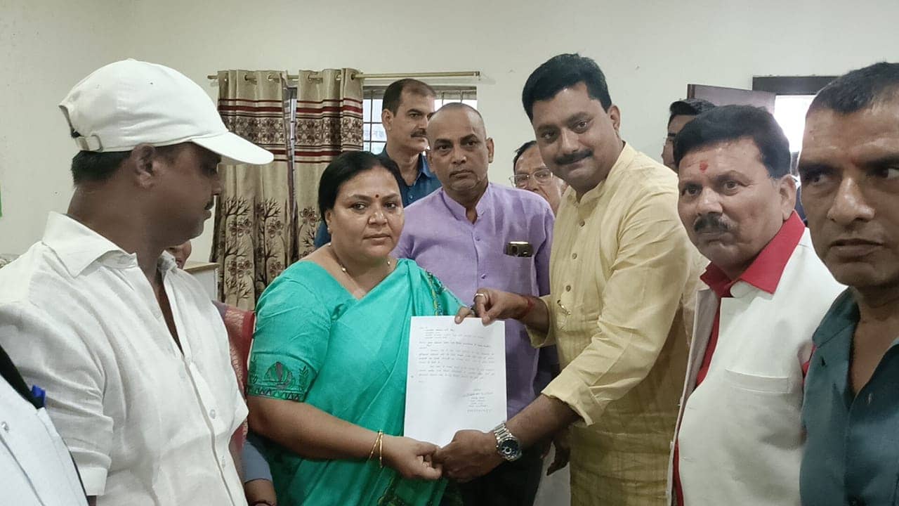 फिर लगा कांग्रेस का जनता दरबार, लोगों की आवाज़ बनीं मंत्री दीपिका पांडे, 80% समस्याओं का मौके पर किया समाधान