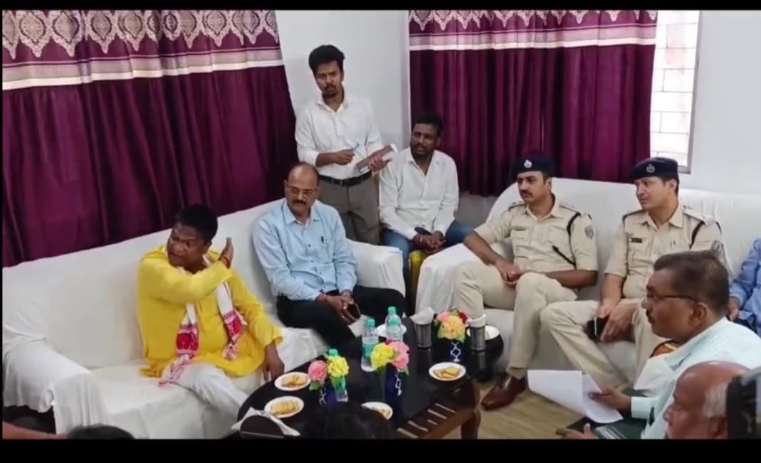 सांसद ढुल्लू महतो की दबंगई- इसको बाहर करो, नहीं तो थप्पड़ मार मुंह तोड़ देंगे, बैठक में सारी सीमाएं कैसे हुई तार-तार, पढ़िए