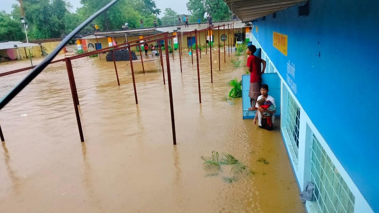 जमशेदपुर के पोटका में दर्जनों स्कूली बच्चे बाढ़ में फंसे, प्रशासन और स्थनीय लोगों के मदद से किया गया रेस्क्यू