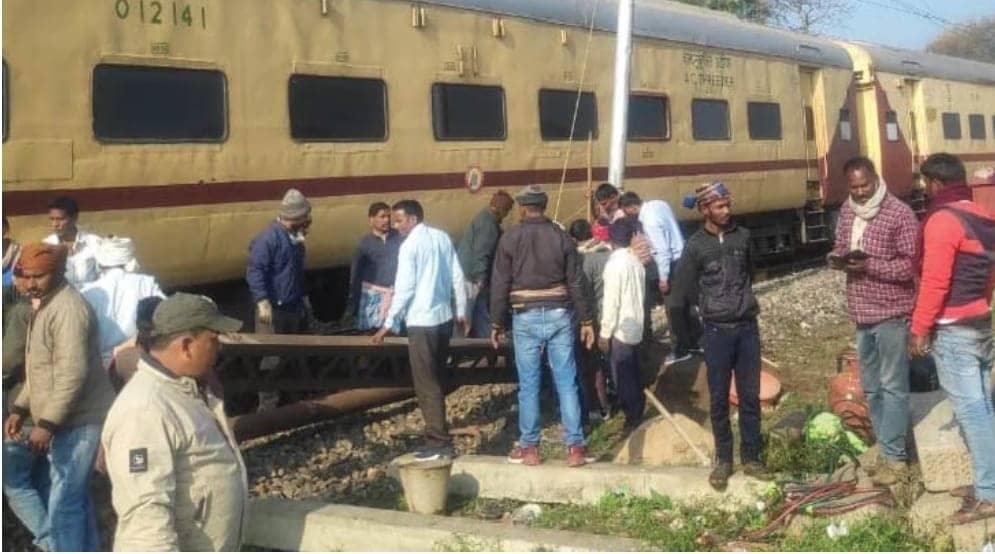 गोमो-गया रेलखंड पर पटरी से उतरी ट्रैन, अप लाइन बाधित