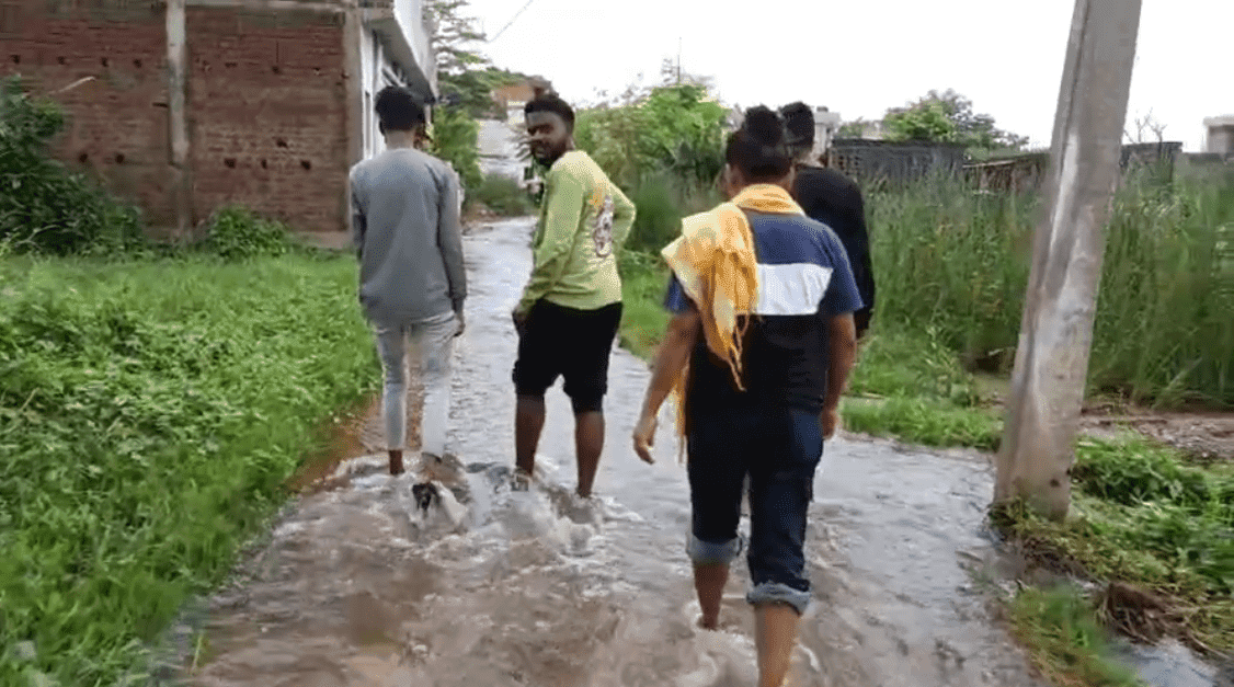 जमशेदपुर के विकास की खुली पोल, जुगसलाई विधानसभा के परसुडीह में सड़कें जलमग्न, लोग घरों में हुए कैद