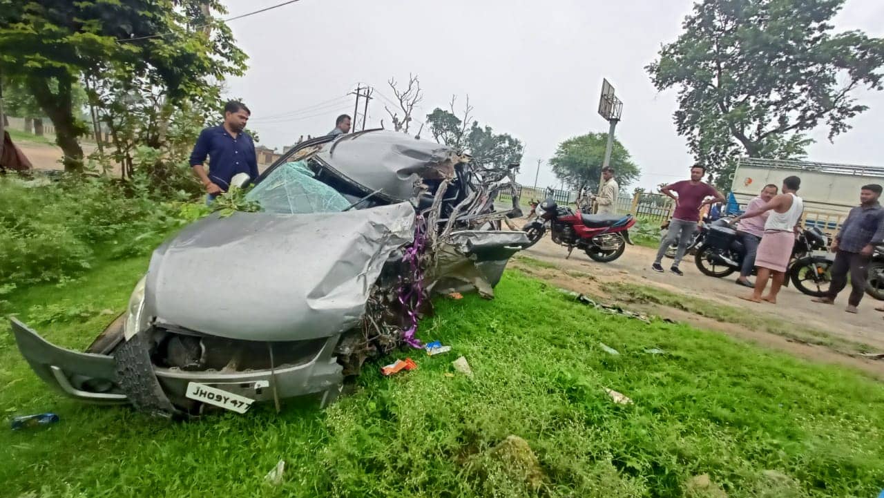 गिरिडीह: स्विफ़्ट डिजायर कार को अज्ञात ट्रक चालक ने मारी टक्कर, पिता-पुत्र समेत तीन लोगों की मौत, दो घायल