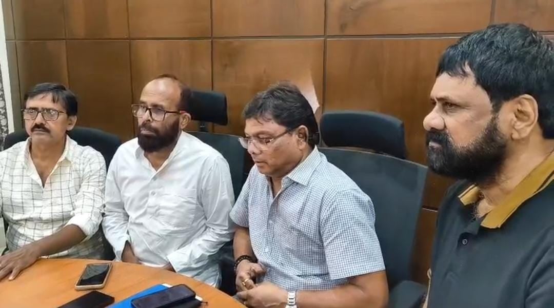 दुमका परिषदन में झामुमो ने की प्रेस वार्ता, भोगनाडीह कांड की निंदा करते हुए भाजपा पर साधा निशाना