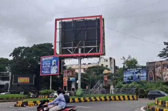 जमशेदपुर शहर की खूबसूरती में दाग बन रहे हैं बड़े-बड़े होर्डिंग,शिकायत के बाद एक्शन में नगर निगम