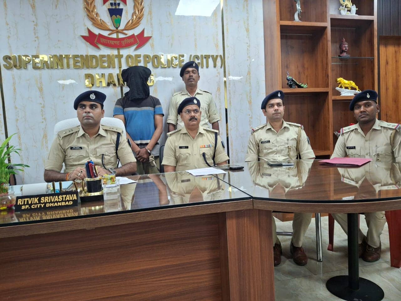 देवघर के कुख्यात अपराधी गिरोह का अपराधी पढ़िए-कैसे धनबाद में पकड़ाया, क्या-क्या हुए जब्त !