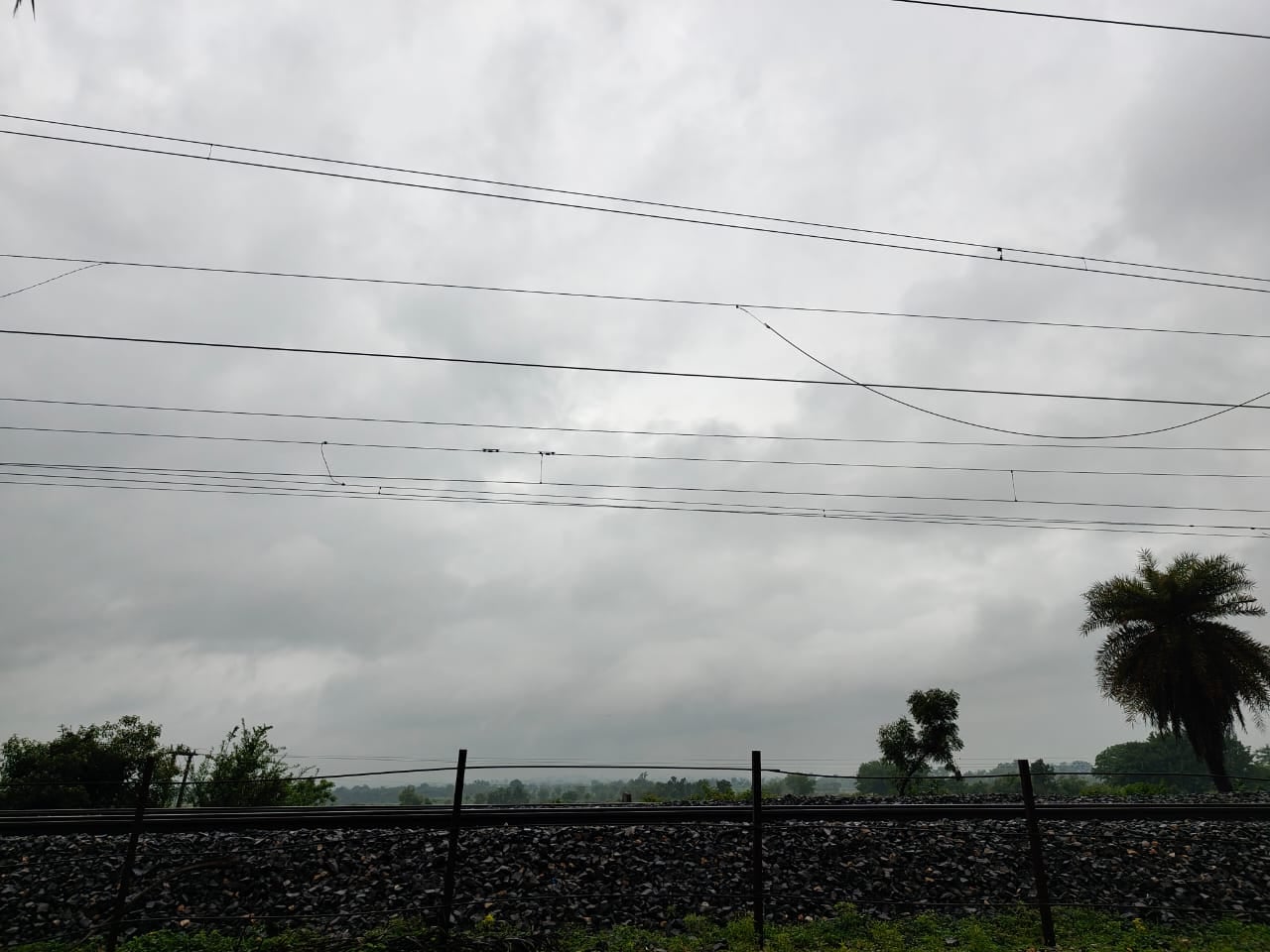 Giridih Breaking: रेलवे हाई टेंशन तार की चपेट में आने से युवक घायल, घंटों बंद रहा परिचालन