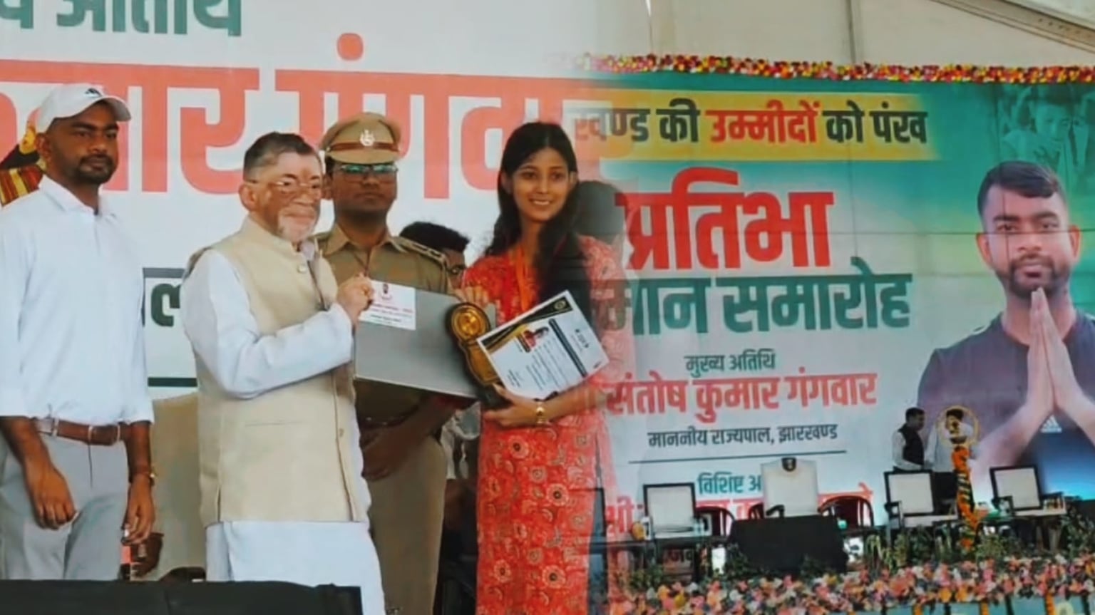 टाइगर जयराम महतो ने स्टूडेंट के बीच बांटा लाखों का लैपटॉप, राज्यपाल ने मंच से कह दी बड़ी बात