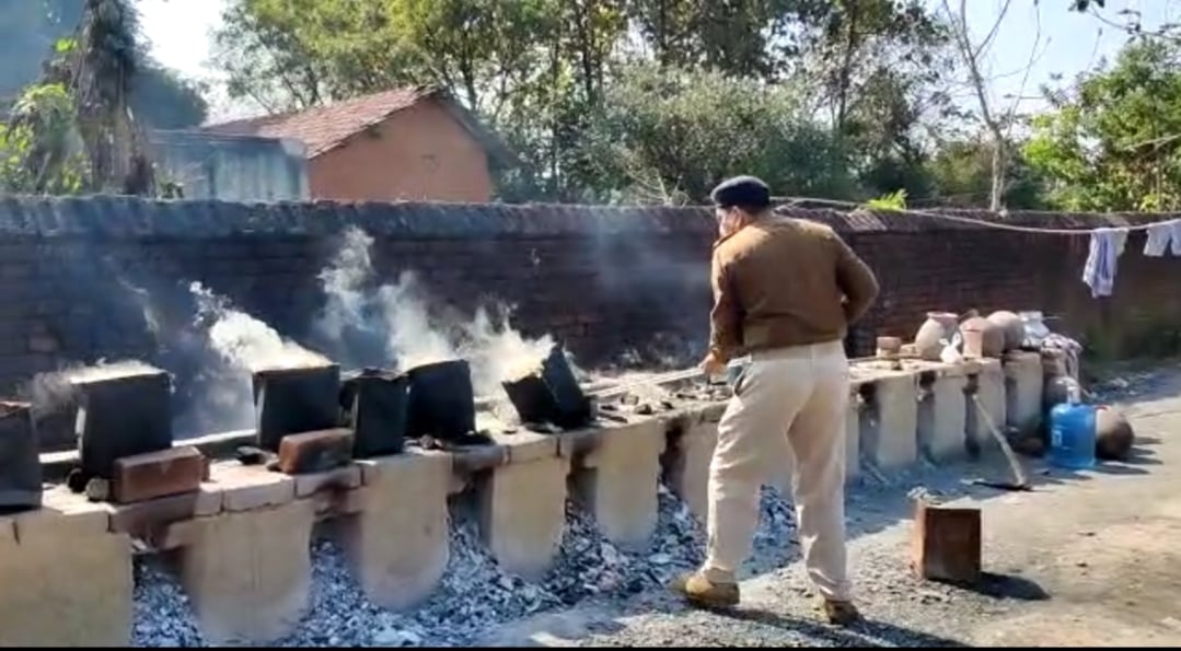 उत्पाद विभाग की कारवाई ,अवैध चुलाई शराब के मामले में चार गिरफ्तार , छह अब भी फरार