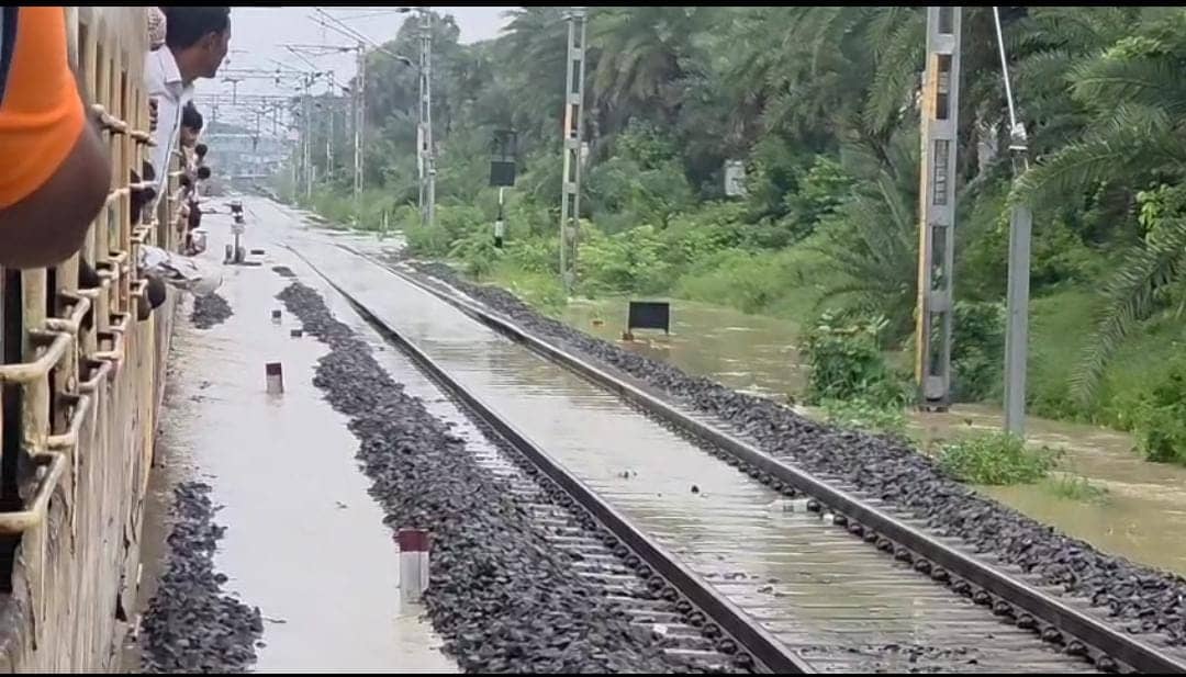 साहिबगंज में लगातार हो रही बारिश से डूबा कल्याणचक रेलवे स्टेशन,ट्रेनों की रफ्तार पर लगी ब्रेक
