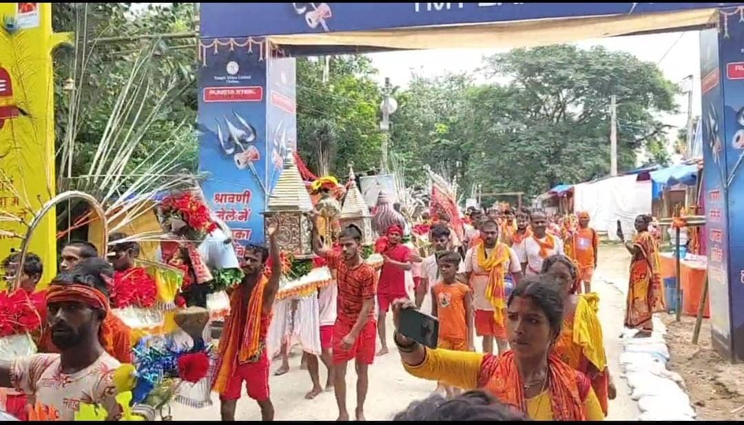54 फ़ीट का आकर्षक चांदी का कांवर लेकर 400 शिव भक्त पहुंच रहे बाबा दरबार, भोलेनाथ के जयकारे से गूंजा कांवरिया पथ