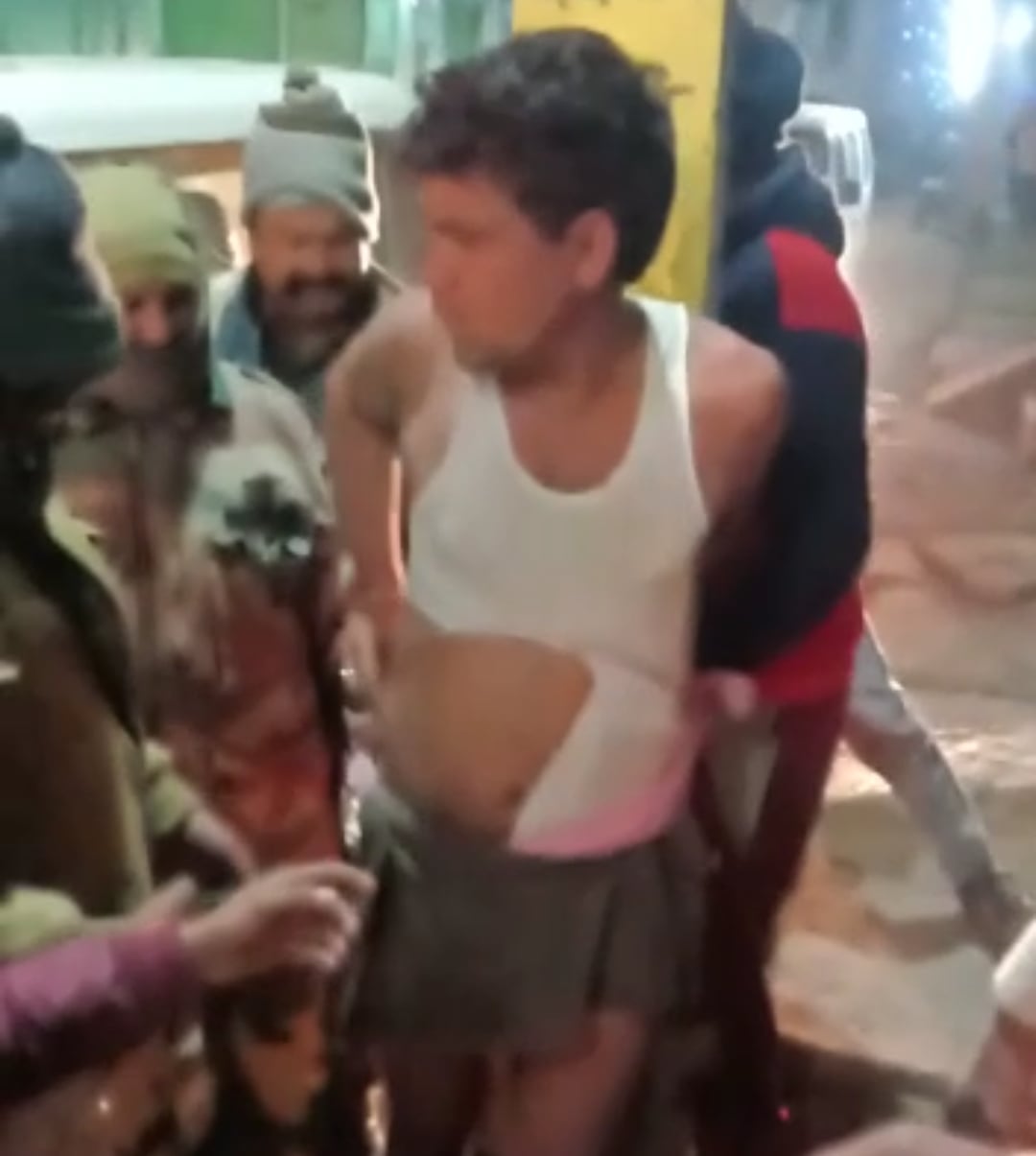 शराब के नशे में गलत नियत से घर में घुसा युवक, लोगों ने खम्भे में बांधकर जमकर की पिटाई