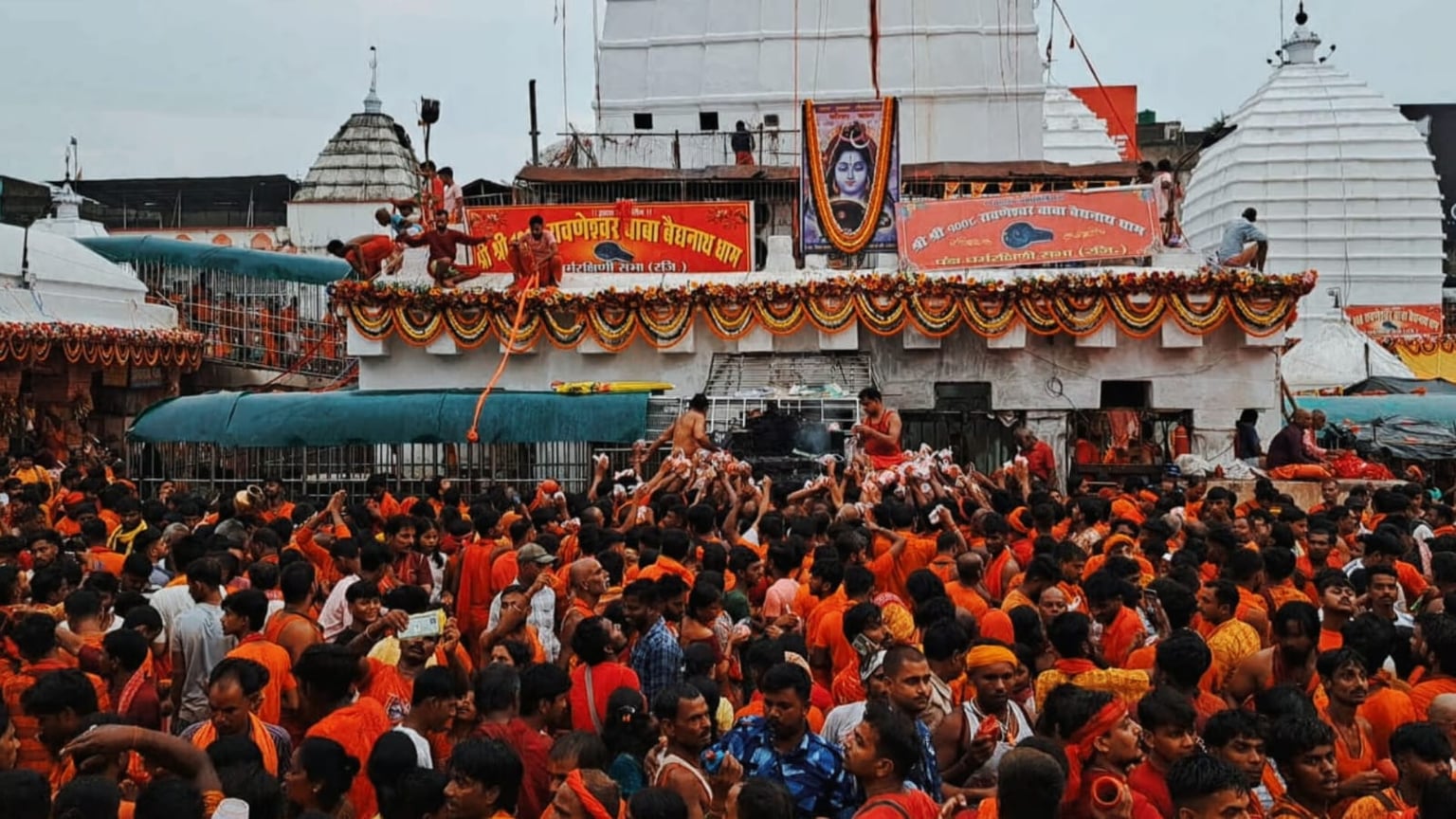 राजकीय श्रावणी मेले के पहले 13 दिनों में 23 लाख से अधिक श्रद्धालुओं ने किया बाबा बैद्यनाथ पर जलार्पण, मंदिर की आय 2 करोड़ पार