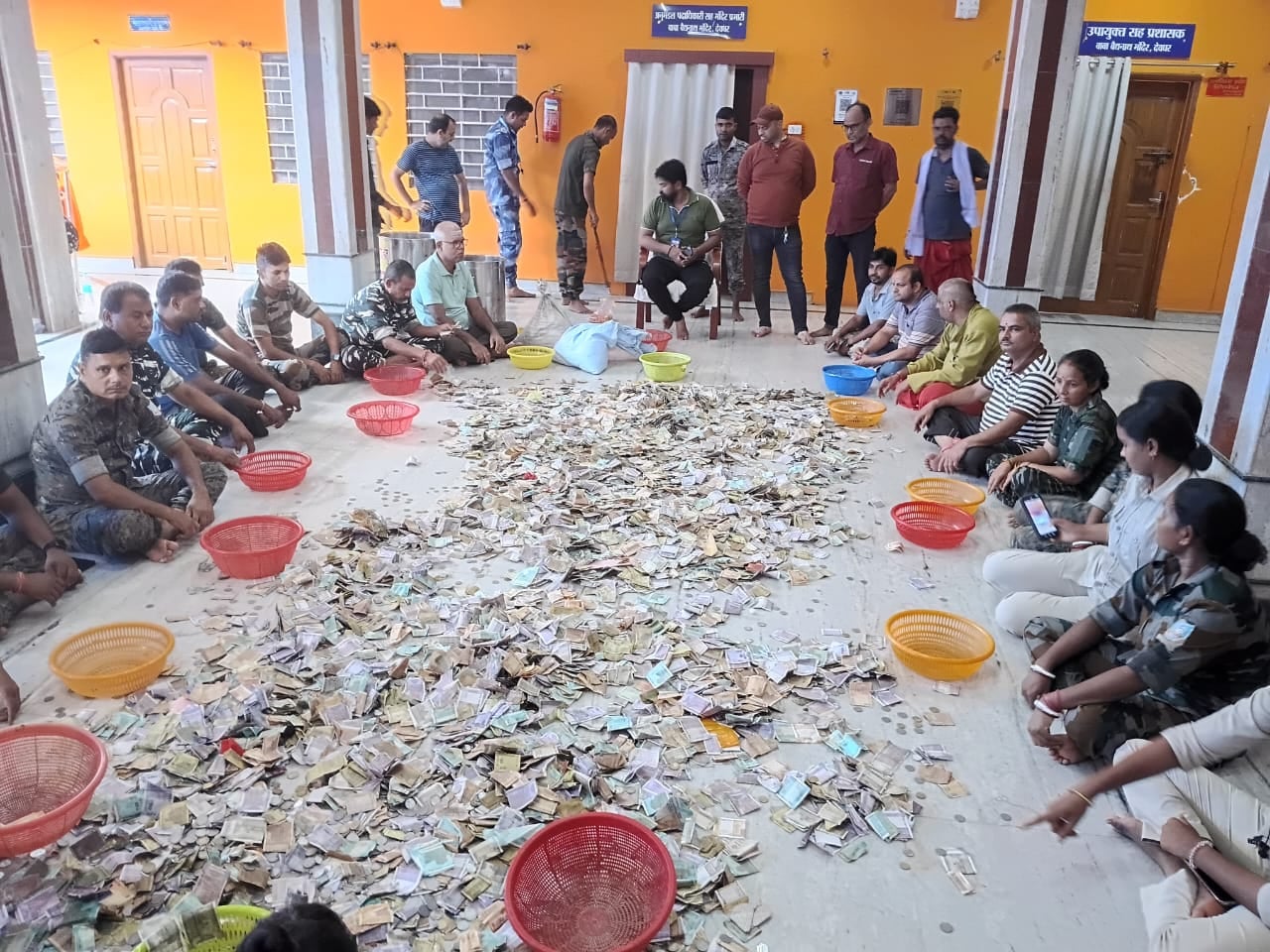 सावन मास में देश के कोने-कोने के अलावा नेपाल के श्रद्धालुओं ने भी बाबाधाम में किया जमकर दान, भोले के भक्तों ने सोना चांदी भी चढ़ाया