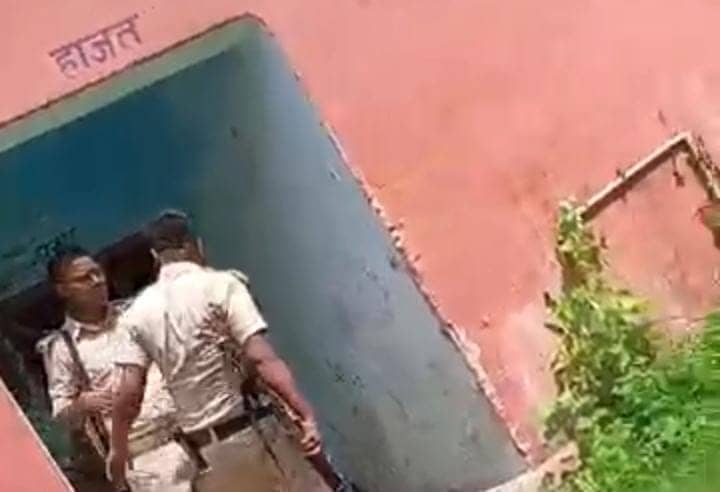 बिहार में ऐसा ही होता है ! पुलिस और कैदी में जमकर हुआ गाली गलौज,आप भी देखिए कैदी की दबंगई का VIRAL VIDEO