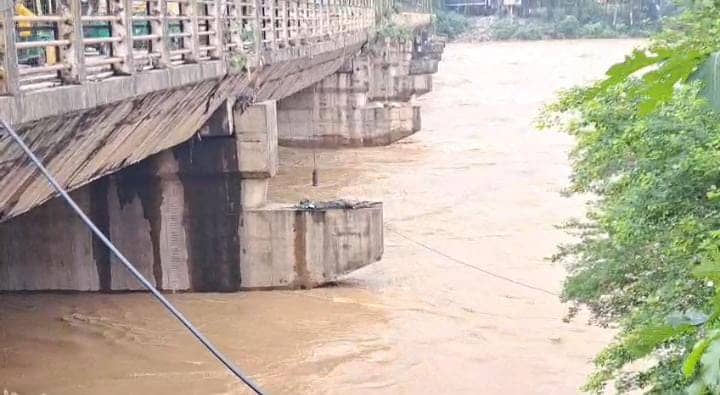 जमशेदपुर:बयांबिल डैम का फाटक खुलने से उफान पर खरकई और स्वर्णरेखा, घर में पानी घुस जाने से इन इलाकों के लोगों का जीवन हुआ अस्त-व्यस्त