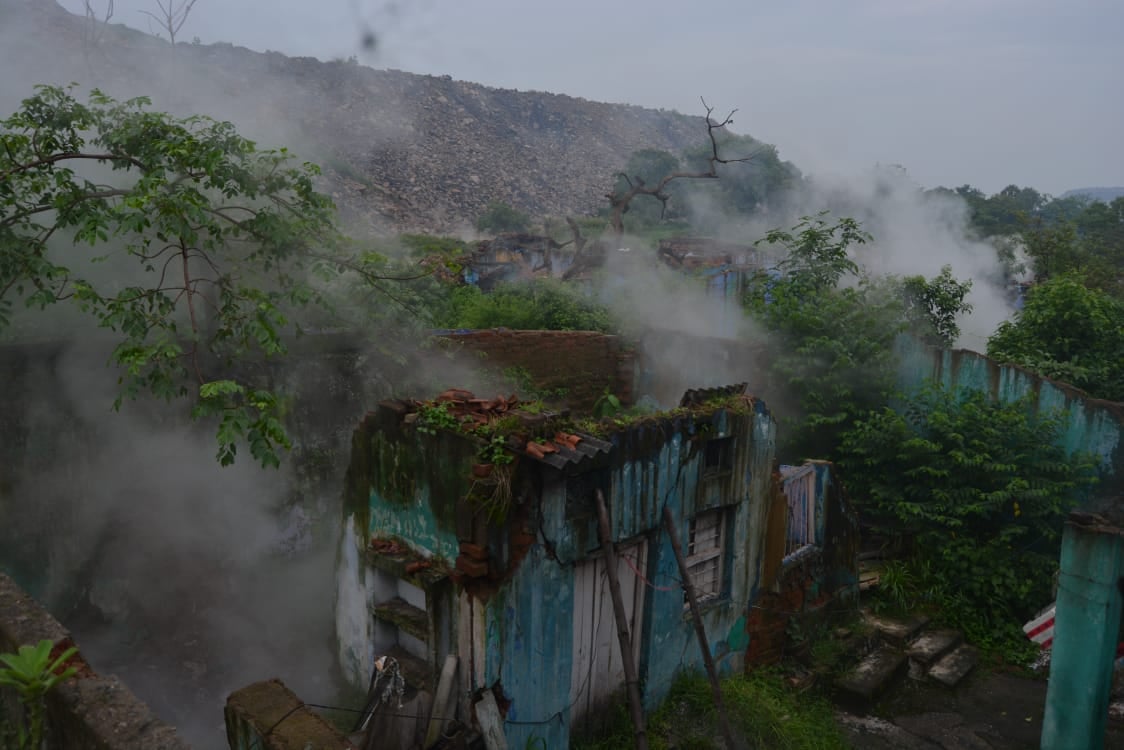 कोयला मंत्री जी-कोयलांचल आपको बुला रहा, अपनी बिगड़ी हालत दिखा रहा, जहरीली गैस के बीच कैसे कट रही जिंदगी, पढ़िए !