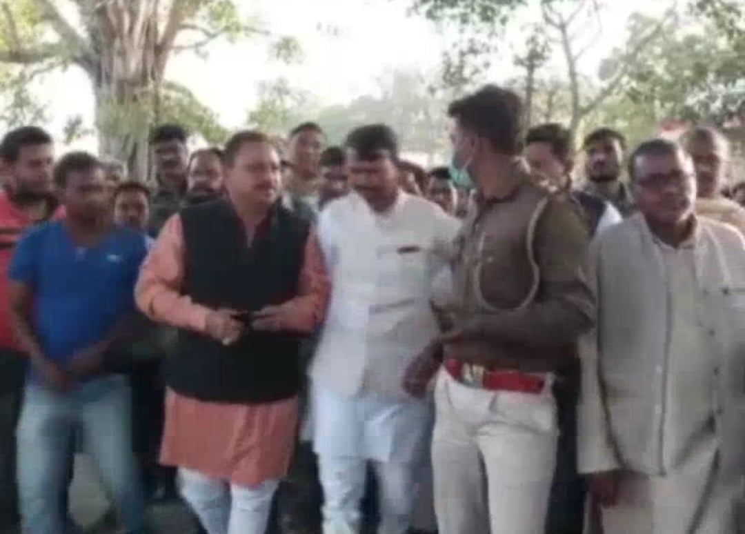 बीडीओ ने की आदिवासी युवक की पिटाई , आक्रोशित ग्रामीण बीडीओ को निलंबित करने की कर रहे मांग