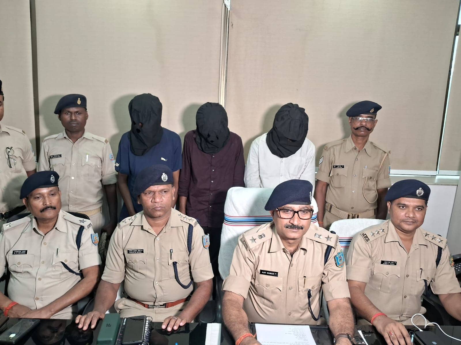 दोस्तों के साथ मिलकर अपने ही घर में चोरी कर लिया 10 लाख का सोना, माँ ने कर दिया केस अब जेल पहुंचा बेटा