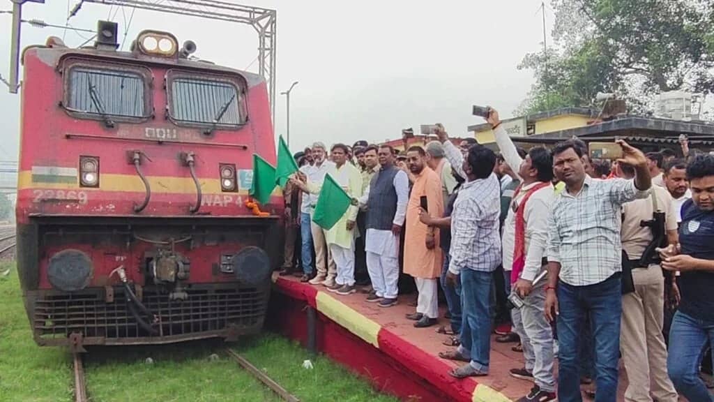 सांसद ढुल्लू महतो-चंद्र प्रकाश चौधरी बाघमारा में समर्थकों के साथ दिखे एक ही मंच पर, पढ़िए क्या था मौका