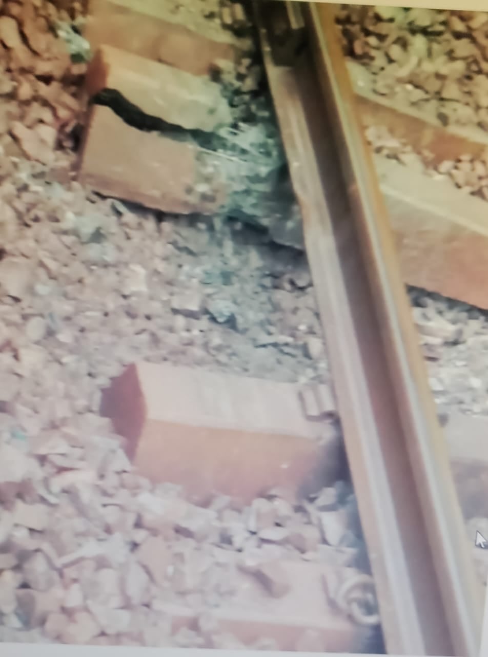 ओडिशा में रेलवे ट्रैक को नक्सलियों ने पहुंचाई क्षति, जानिए कब की है घटना और कितना हुआ नुकसान !